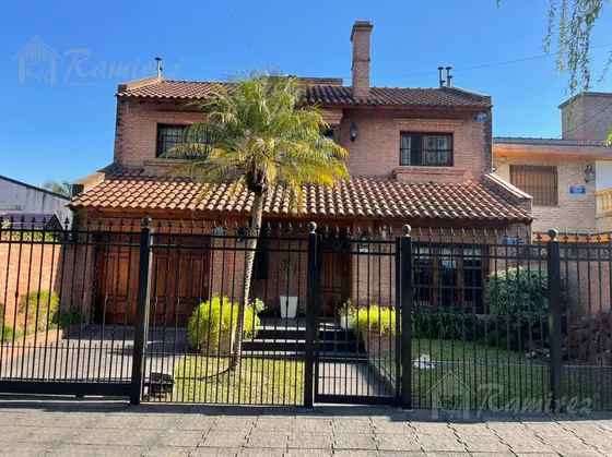 Casa En Venta 4 Ambientes  Con Pileta - Moreno Centro