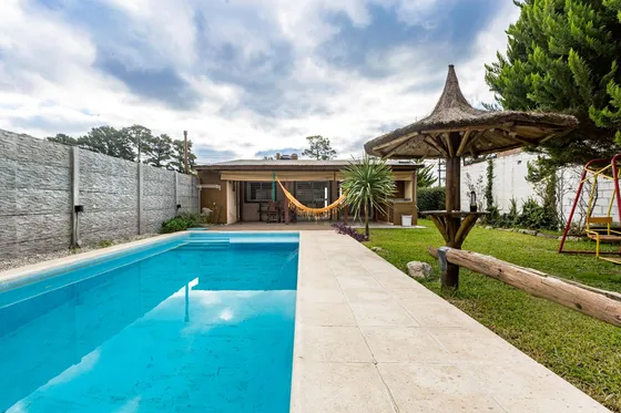 Venta - Casa - 3 Dormitorios - Jardín Con Pileta - El Bosque, Andino