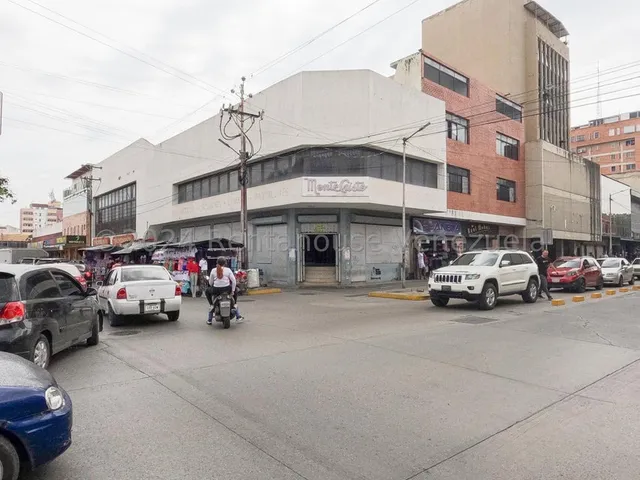 Julian Galindez Alquila Edificio Comercial En Pleno Centro Barquisimeto #25-18137