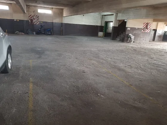 Alquilo Cochera Fija Cubierta Excelente Ubicación $95.000.-