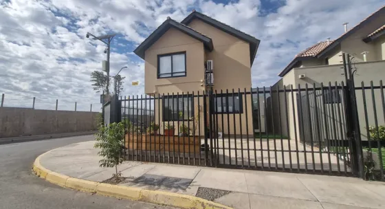 Se Arrienda Casa 3 Dormitorios, 3 Baños, Sala Estar, Estaci
