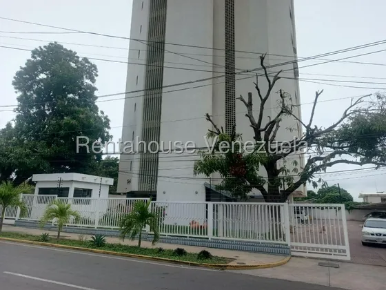 Amplio Y Bello Apartamento Semi Amoblado En Av16 Maracaibo Iq25-21265