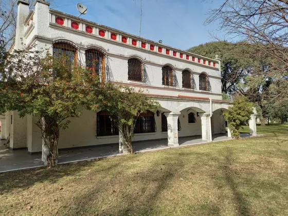 Se Vende Excelente Casa De 6 Ambientes, En Pontevedra, Merlo.