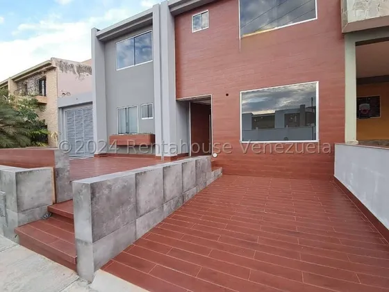 Inmueble De 347 M2, En Una De Las Mejores Y Más Seguras Urbanizaciones De La Zona Norte De Valencia, Con Control De Acceso Permanente Y Vigilancia Privada. La Casa Ha Sido Totalmente Renovada, 