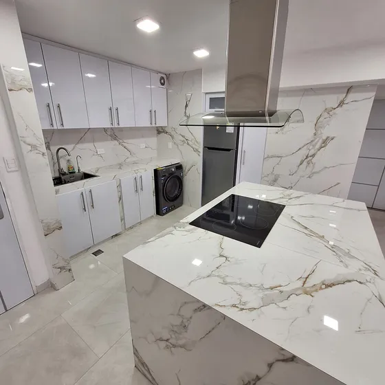 Alquilo Remodelado Apt En Colinas De Bello Monte, Centro Polo, 82mts2. Totalmente Remodelado, Vista Al Avila, Puesto Fijo