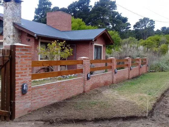 Casa En Venta - 2 Dormitorios 2 Baños - Cochera - 600mts2 - Mar Azul 
