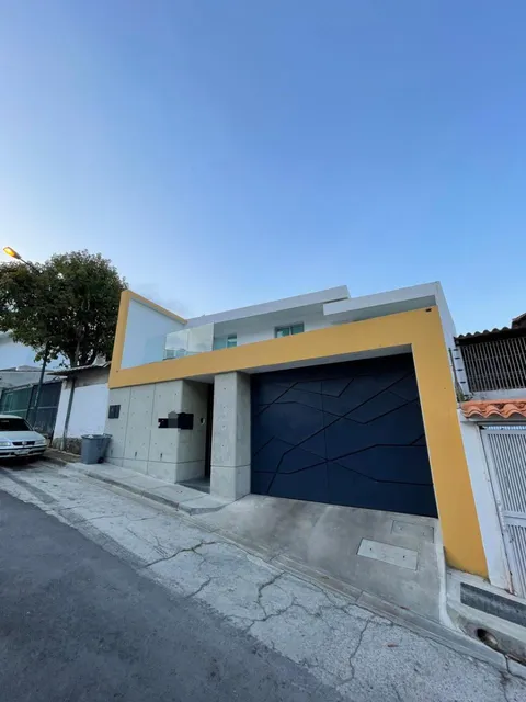 Se Vende Hermosa Y Moderna Quinta En Alto Prado - Caracas De 500 M2 De Terreno. (a.v)