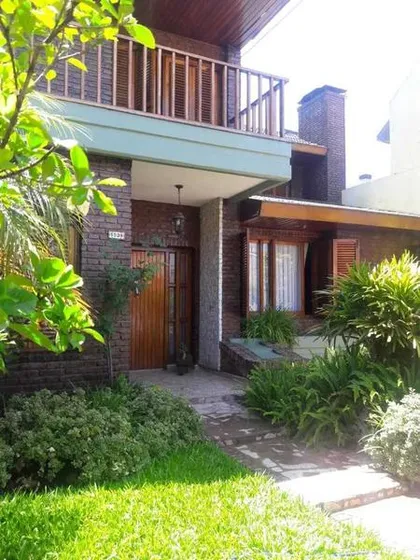 Venta - Chalet De 6 Ambientes - Isidro Casanova