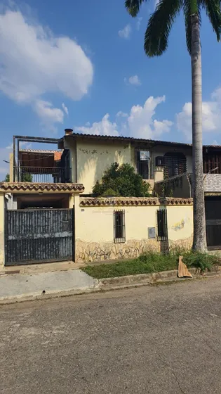 Casas En Venta En Valencia, El Parral, A Remodelar De Dos Plantas Con 185 M2 De Terreno Y 140 M2 De Construcción, Inmuebles En Venta En El Parral Valencia, Gf