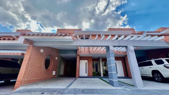 Vendo Hermoso Townhouse En Valles De Camoruco Valencia