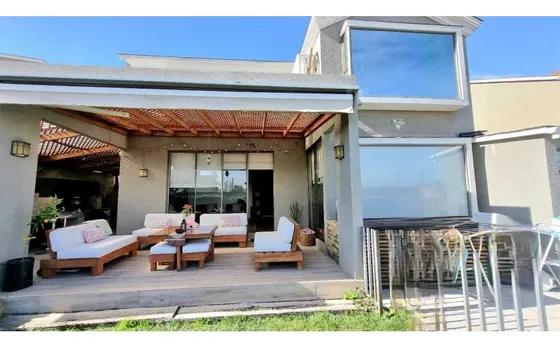 Casa En La Reina/ Valenzuela Puelma En Condominio