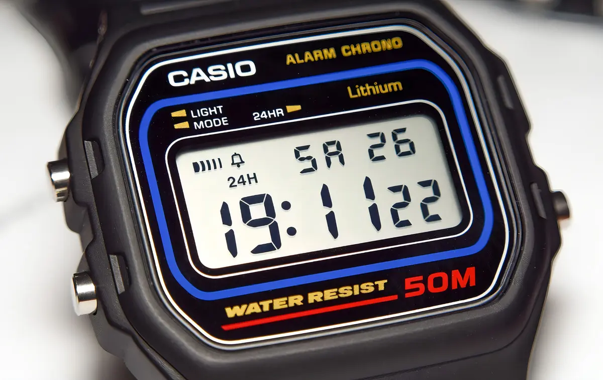 Close no visor digital do relógio Casio mostrando data e hora