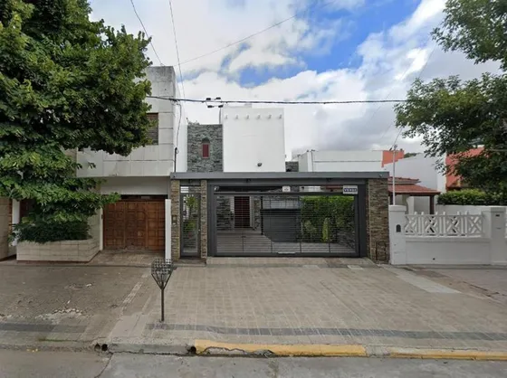 Casa En Venta - 3 Dormitorios 4 Baños - Cochera - 300mts2 - La Plata