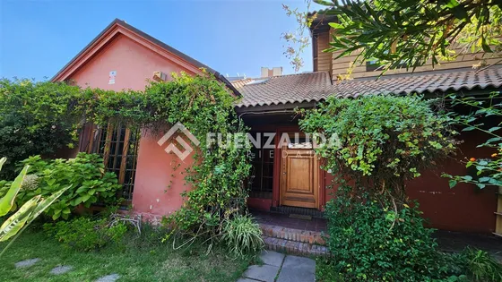 Casa En Venta De 5 Dorm. En Ñuñoa