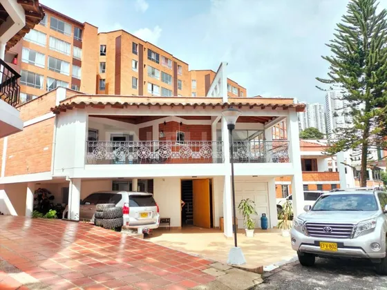 Arriendo Hermosa Casa En Medellín- Sector Loma Del Indio