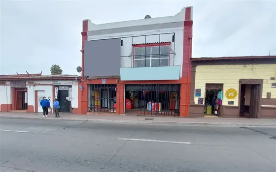 Amplio Local Comercial En Calle Principal Del Centro