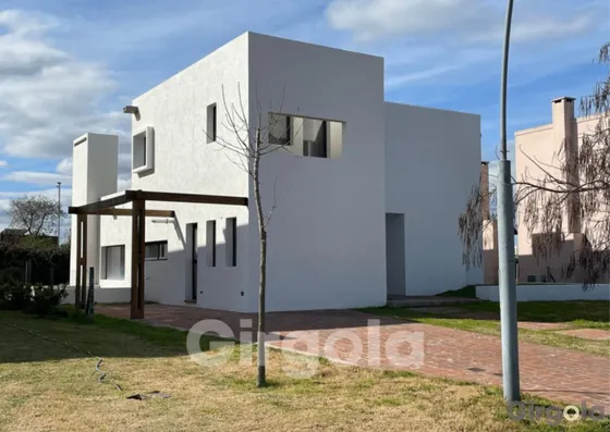 Venta Casa 3 Dormitorios Puertos Con Cochera
