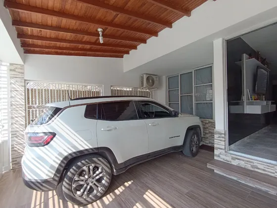 Casa En Venta En Prados Del Este. Cod V30413