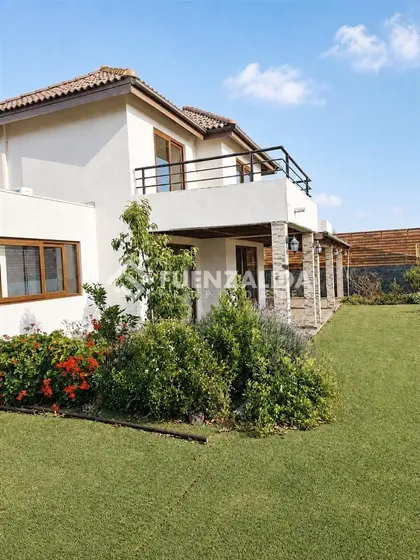 Casa En Arriendo De 3 Dorm. 3 Baños En Ciudad De Los Valles