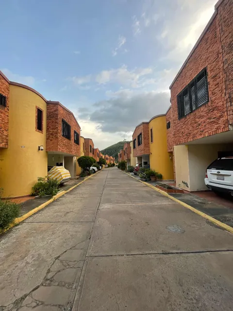 En Venta Townhouse En Naguanagua Con Planta Y Pozo Paola C