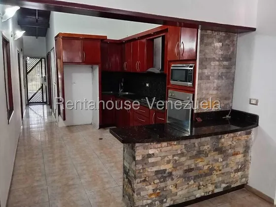 Hermosa Casa Ubicada En Una De Las Mejores Zonas De San Diego. En Conj. Privado Y En Esquina. Posee 3 Habitaciones, 4 Baños, 4 Puestos De Estacionamiento, Área De Parrilla 