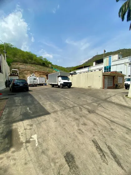 Se Vende Casa Comercial Con Galpón, En Lechería Sector Las Garzas 