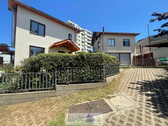Casa De Tres Pisos En Condominio Cerrado Ubicada En Concón