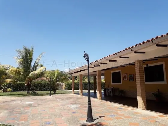 Hermosa Y Acogedora Casa Con Lindos Espacios Donde Prevalece La Tranquilidad Y El Sonido De La Naturaleza. Cuenta Con Hermosos Jardines, Parrillera, Piscina Para Disfrutar En Familia Y Amigos,