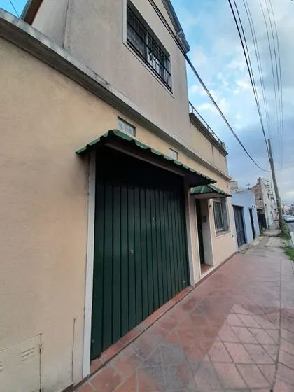 Excelente Casa Con Patio,terraza,parrilla Y Garage.