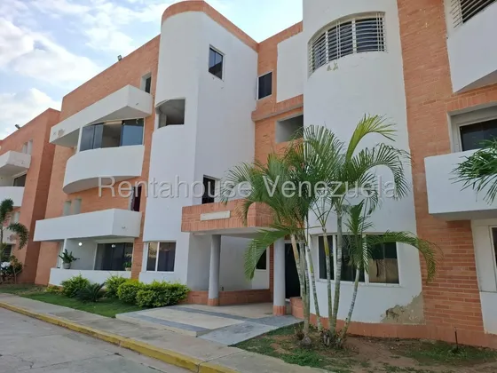 Apartamento Duplex, Todo Impecable Y Nuevo 136 Mts , Con Pozo, De Agua, Areas Sociales  Venta  Cumbres  San Diego La Esmeralda  Carabobo Leida Falcon Lf 25-18560