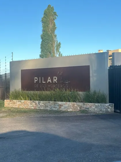 Se Alquila Espectacular Casa En Exclusivo Barrio Privado Pilar De Los Horneros, Ideal Para Quienes Buscan Confort Y Seguridad. 