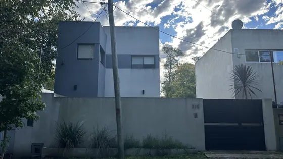 Vivienda En City Bell. 458 Y 12 .  2 Dormitorios. Patio Con Pileta