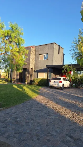 Casa En  Canton Norte Sobre Lote Interno En Alquiler Anual Con Muebles