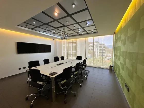 Alquiler De Exclusiva Oficina, En La Prestigiosa Torre Corporativa Centro A 1 En La Urbanización La Viña De Valencia, Totalmente Equipada Y Con Planta Electrica 100%.