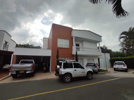 Casa En Venta Con Piscina Ciudad Jardin Sur De Cali