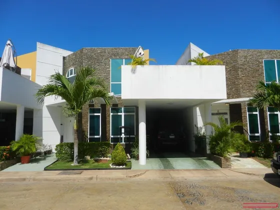 Exclusivo Townhouses Al Frente De Rattan Plaza