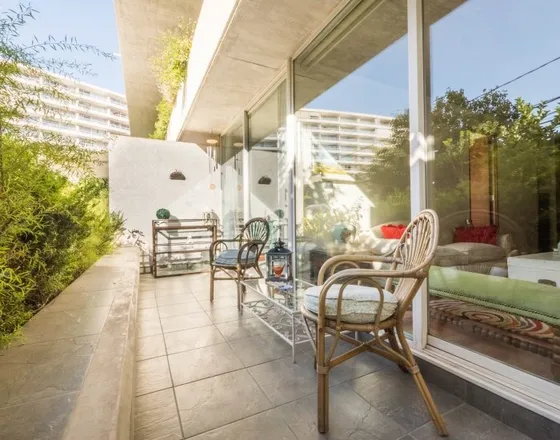 Depto Amoblado Con Jardín En Lo Mejor De Las Condes 