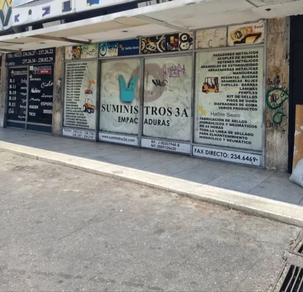 Se Ofrece Local Comercial A Pie De Calle + Fondo De Comercio  En Los Dos Caminos Ideal Para  Inversion Em
