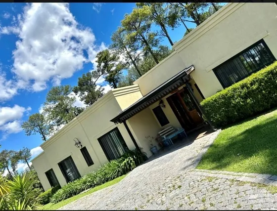 Excelente Casa Estilo Campo En Impecable Estado De Conservacion