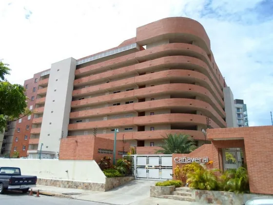 Apartamento En Planta Baja Con Jardin Y Salida A Piscina, En El Conjunto Residencial Cañaveral, En Playa El Angel