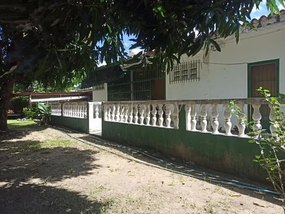 Amplia Casa Con Terreno En Venta En Turmero Y Arboles Frutales Db 24-26506