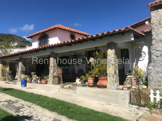 Casa En Venta, El Junquito. Espectacular Casa Con Vista Panoramica Al Estilo Rustico, Área Social, Parrillera, Calle Cerrada Con Vigilancia Privada.7-1377