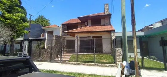 Chalet En Venta- Luis Maria Campos N° 294 Entre Zapiola Y Avellaneda- Bernal 