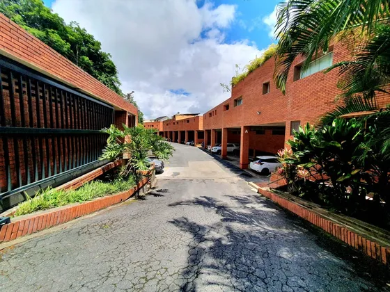 Apartamento En Venta De 3 Habitaciones + Servicio + Anexo Independiente, En La Unión / Hr 25-12658