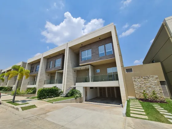 Townhouse En Venta Ubicado En Cumbres De Guataparo Gm 