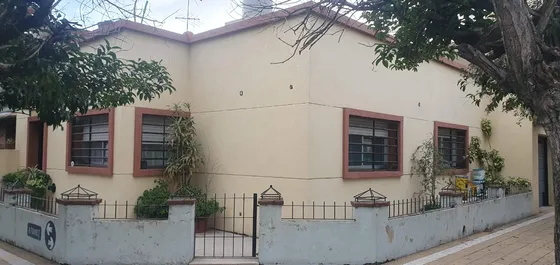 Casa De 4/5 Ambientes Con Garage, Patio Y Terraza De 100mts, Con Parrilla, Con Amplias Posibilidades De Ampliación Y/o Modificación