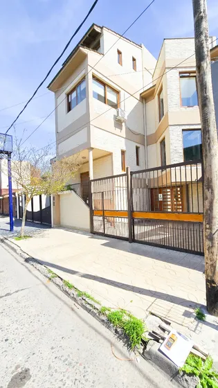 !vive El Lujo! Impecable Casa De 3 Pisos Con Pileta, Quincho Y Espacio Verde Para Disfrutar!