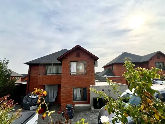 Casa En Venta De 4 Dorm 4 Baños Condominio Peñalolen