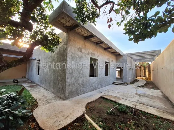Casa En Venta En Obra Gris Ubicada En El Trigal Norte Valencia Carabobo Venezuela Cod 25-19974 Eloisa Mejia