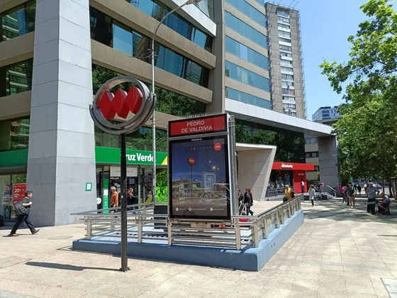 Of. Arrendada 50 Uf, 142 M2, Inmediato Metro P. De Valdivia.